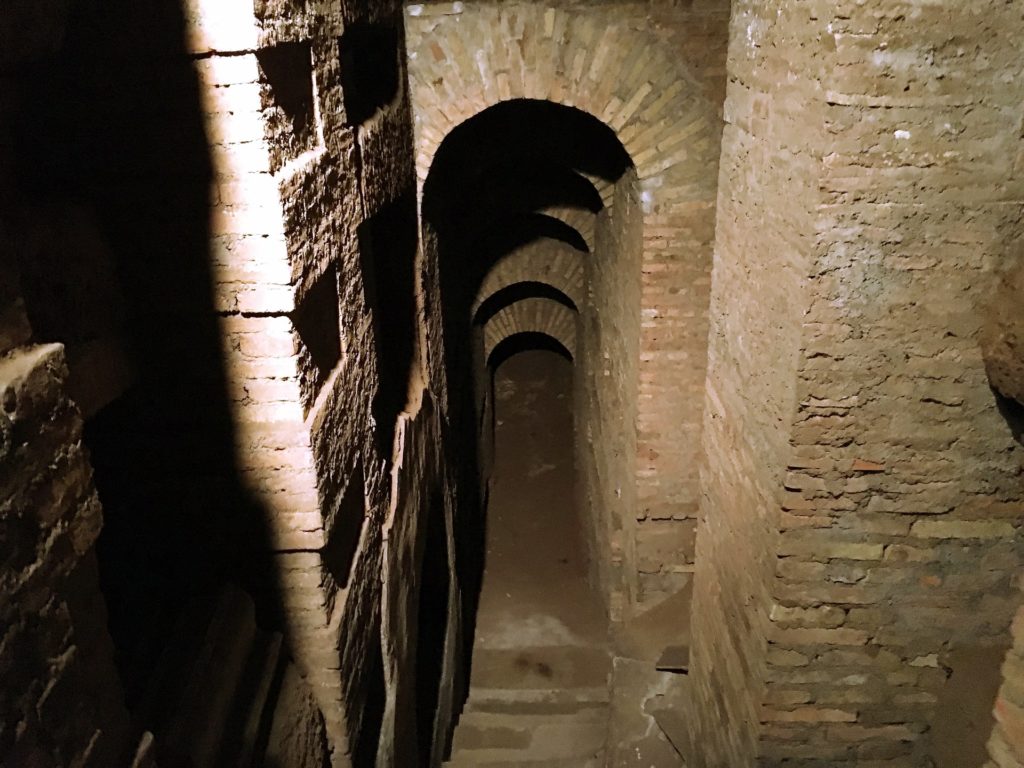 Dédales dans les catacombes