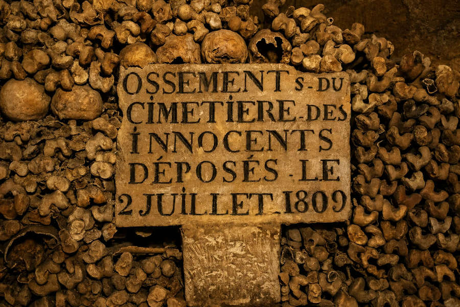 catacombes-de-Paris-ossements-cimetiere-des-innocents