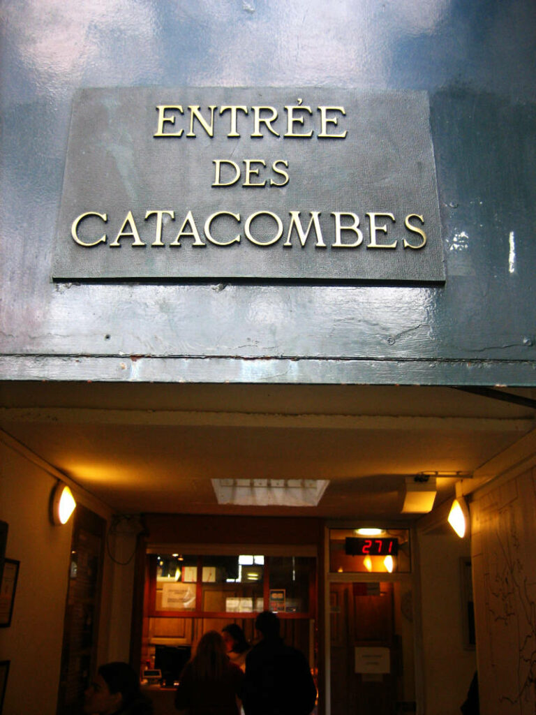 L'entrée officielle des Catacombes de Paris place Denfert-Rochereau avec l'enseigne et le guichet de billetterie