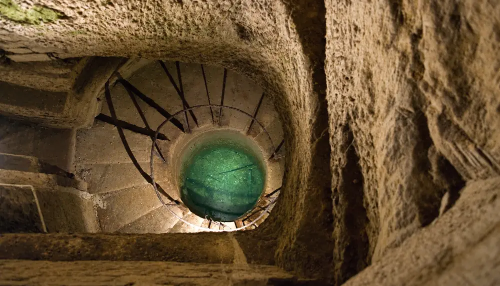 Illustration du puits et des marches du bain de pied des carriers dans les Catacombes de Paris