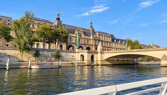 Monuments des quais de Paris et pont vus depuis un bateau de croisière