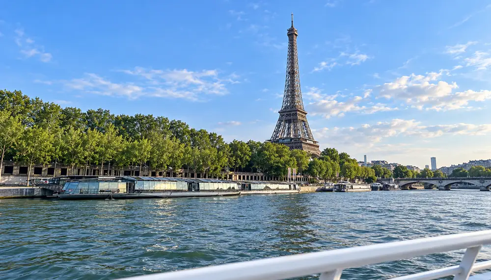 Tour Eiffel et Seine vues depuis un bateau de croisière