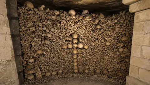 Mur d’ossements avec des crânes disposés en croix