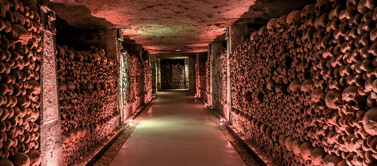 Illustration d’une galerie de l’ossuaire aux éclairages rouges