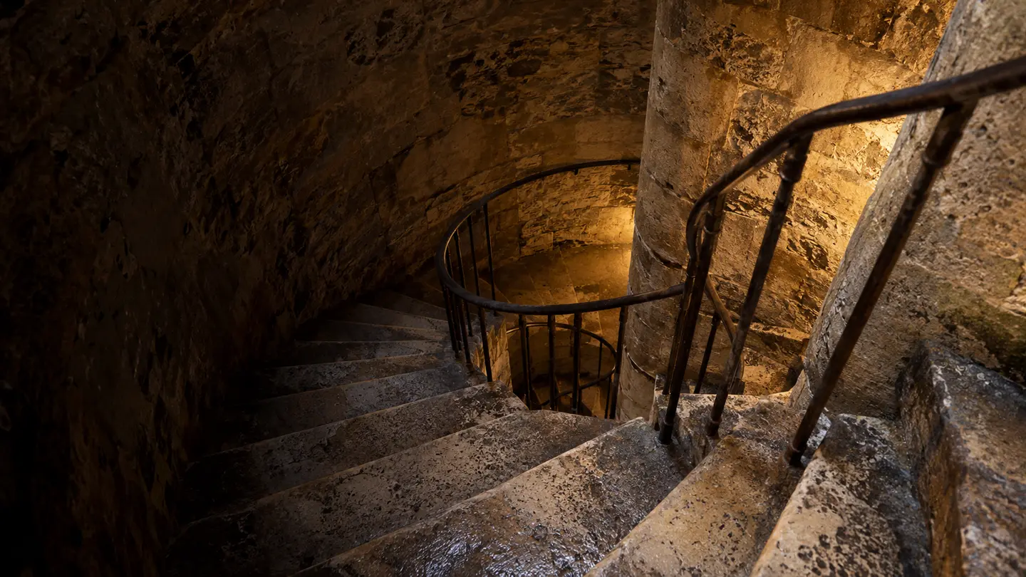 Illustration de l’escalier en colimaçon descendant dans les Catacombes de Paris