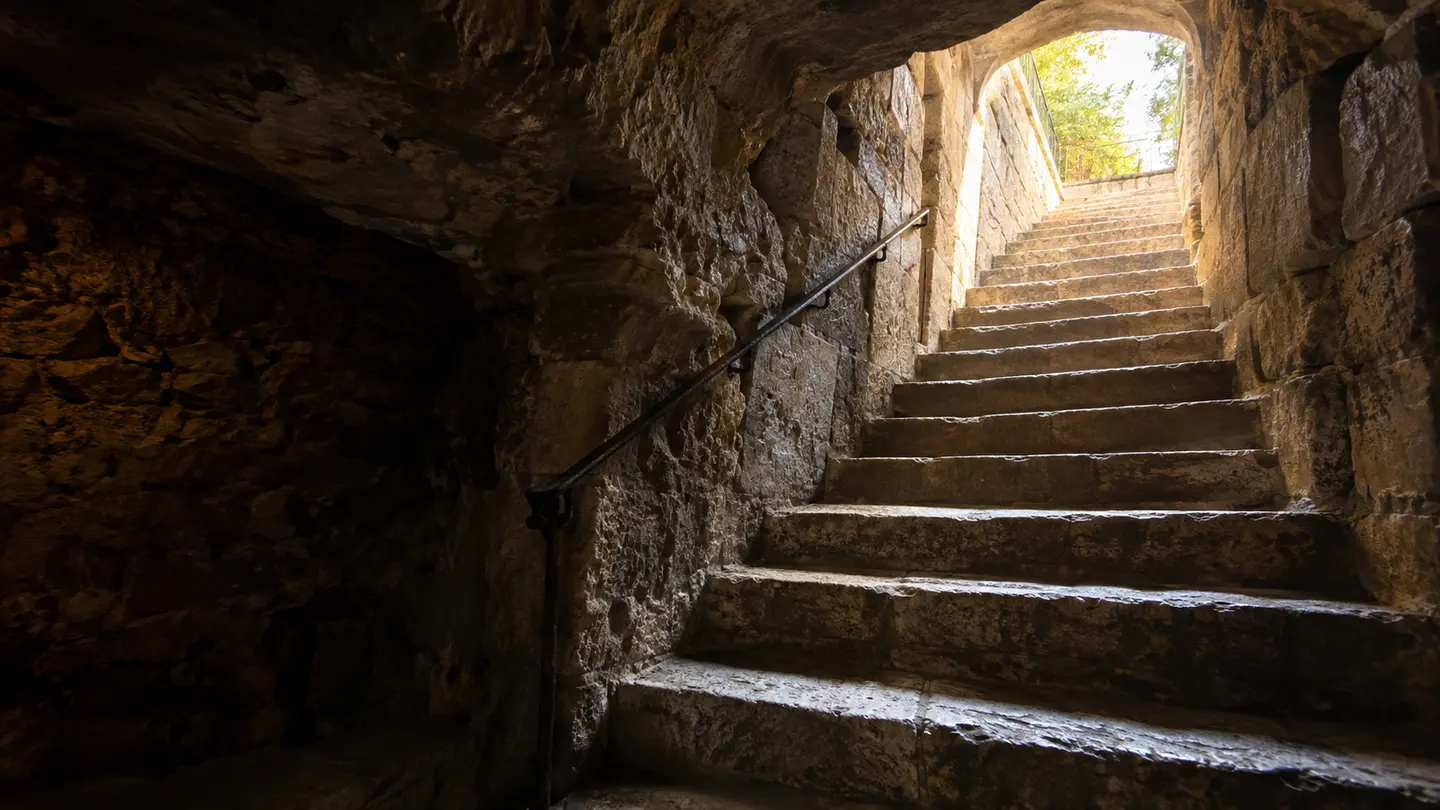 Illustration de l’escalier remontant des Catacombes vers la lumière du jour